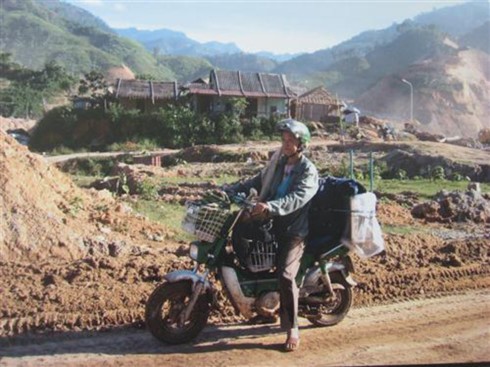 Họa sỹ Đặng Ái Việt rong ruổi khắp các cung đường Tổ quốc trên chiếc xe Chaly cũ. (Ảnh: TTVH)
