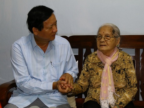 Bí thư Thành ủy- Hồ Văn Huân thăm, tặng quà gia đình bà Nguyễn Thị Liên ở Phường 2, TP Vĩnh Long.
