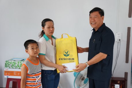 Bí thư Tỉnh ủy tặng quà cho chị  Phạm Thị Dung (ấp 6B, xã Long Phú- Tam Bình)