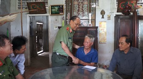 Thiếu tướng Lê Văn Út cùng đoàn thăm gia đình ông Nguyễn Văn Năm (ấp Thành Đức)