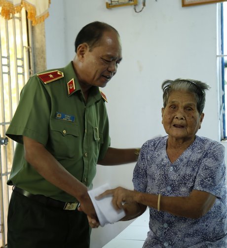 Thiếu tướng Lê Văn Út thăm hỏi bà Nguyễn Thị Năm (ấp Thành Nghĩa)