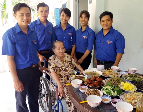Chăm lo bữa cơm cho Mẹ Việt Nam anh hùng Huỳnh Thị Út (xã Hòa Hiệp- Tam Bình).