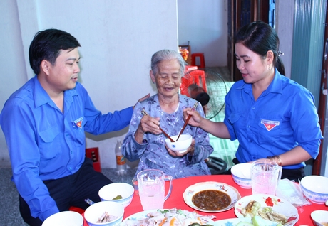 Chăm lo bữa cơm cho Mẹ Việt Nam anh hùng Huỳnh Thị Út (xã Hòa Hiệp- Tam Bình).