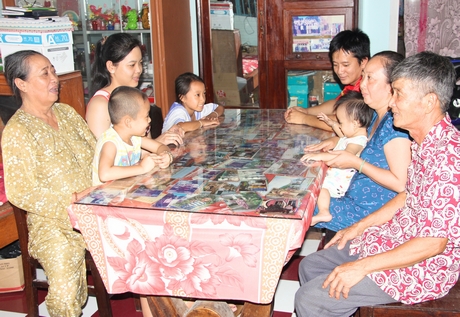 Bà Nguyễn Thị Khiêm vui vẻ bên con cháu khi đời sống vật chất, tinh thần được nâng cao.