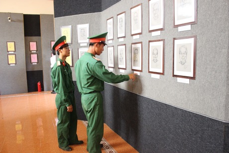  Nhiều chiến sĩ ở Lữ đoàn công binh đến với buổi triển lãm.