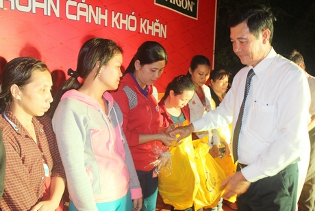 Ông Huỳnh Bá Long- Tỉnh ủy viên, Chủ tịch LĐLĐ tỉnh- trao quà cho NLĐ có hoàn cảnh khó khăn tại Khu công nghiệp Hòa Phú.