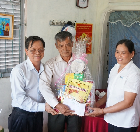 -Phó Tổng Giám đốc Nguyễn Việt Trung tặng quà cho công nhân Phạm Thị Thân.