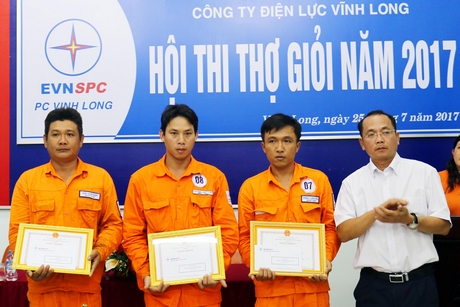 Ông Lê Thanh Hùng- Phó Giám đốc Công ty- trao giải cho các thí sinh.
