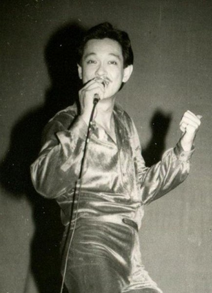 Vẻ đẹp lãng tử và phong độ giúp Nguyễn Chánh Tín thành công trong vai trò ca sĩ.