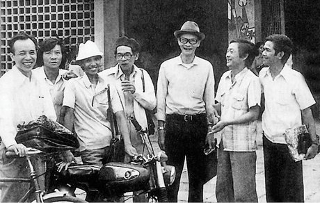 Nhà thơ Nguyên Hồ (bìa trái) và các văn nghệ sĩ  Phú Khánh năm 1985. 