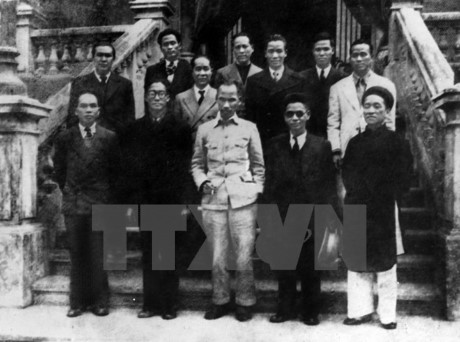 Chính phủ lâm thời Việt Nam Dân chủ Cộng hòa ra mắt sau khi Cách mạng tháng Tám thành công. (Ảnh: TTXVN)