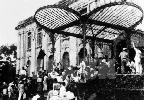 Ngày 19/8/1945, nhân dân Hà Nội đánh chiếm Bắc Bộ phủ, cơ quan đầu não của Chính quyền tay sai Pháp. (Ảnh: Tư liệu TTXVN)