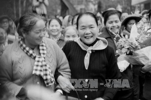 Bà Nguyễn Thị Định, Phó Tư lệnh các lục lượng Vũ trang Nhân dân miền Nam ra Hà Nội dự Đại hội Phụ nữ Việt Nam lần thứ tư, từ ngày 4 đến 7-3-1974. Ảnh: TTXVN