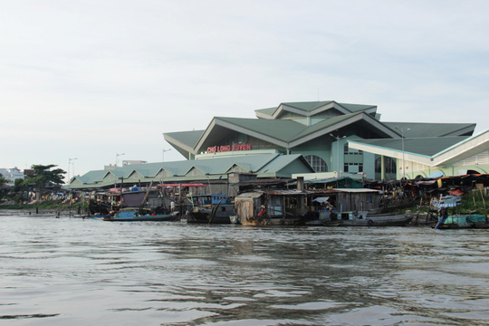 Chợ Long Xuyên nằm ngay sát bờ Nam sông Hậu