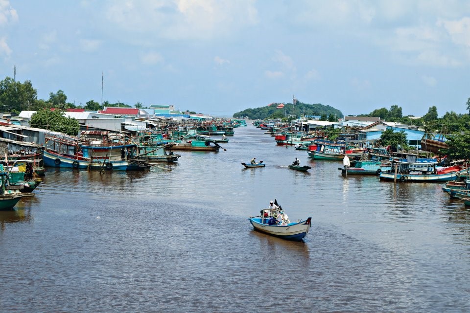 Cửa biển Đá Bạc, xã Khánh Bình Tây nhộn nhịp vào mùa ruốc.