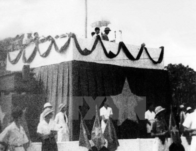 Ngày 2/9/1945, tại Quảng trường Ba Đình lịch sử, Chủ tịch Hồ Chí Minh đọc Tuyên ngôn Độc lập, khai sinh nước Việt Nam Dân chủ Cộng hòa. (Ảnh: Tư liệu TTXVN)