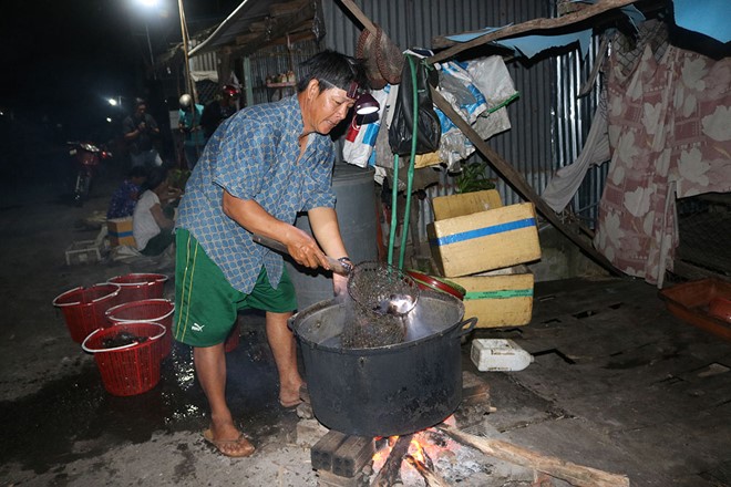 Anh Nguyễn Văn Tuyết, người dân ở địa phương, cho biết: “Xóm ốc” hình thành cách đây khoảng 10 năm nay, mỗi ngày, cung cấp thị trường  từ 2-3 tấn ốc thương phẩm.