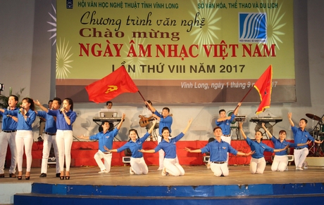 Tiết mục ca múa “Hát vang lý tưởng tuổi trẻ Việt Nam”.
