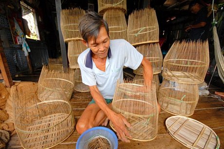  Sản xuất lợp cá linh ở huyện An Phú (An Giang).