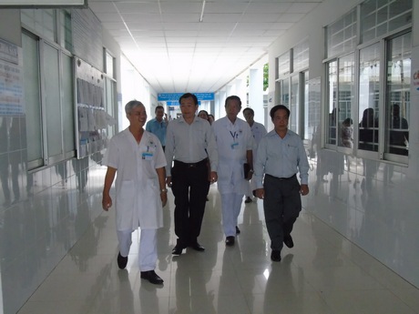Đoàn giám sát HĐND tỉnh giám sát tại Trung tâm Y tế huyện Tam Bình.