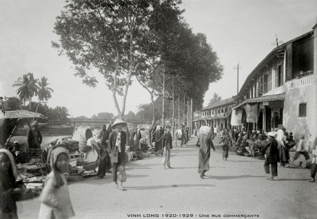 Khu phố thương mại bên bờ sông Long Hồ, tỉnh lỵ Vĩnh Long thập niên 1920. Ảnh tư liệu.