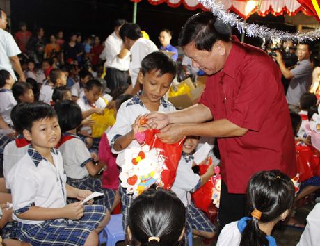 Bí thư Tỉnh ủy Trần Văn Rón trao quà Trung thu cho các em.