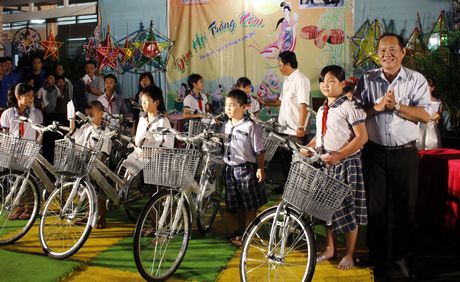 Ông Nguyễn Bách Khoa-  Trưởng Ban Tuyên giáo Tỉnh ủy trao xe đạp cho các em học sinh thiếu phương tiện đến trường.