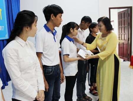 Bà Đặng Huỳnh Mai, Nguyên Thứ trưởng Bộ GD- ĐT trao học bổng cho các em.
