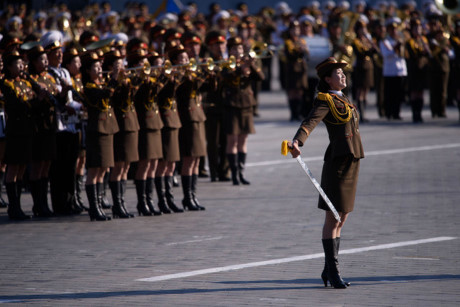 Đội quân nhạc Triều Tiên (Choson) tại cuộc diễu binh quy mô lớn trên quảng trường Kim Nhật Thành (Kim Il-sung) ở thủ đô Bình Nhưỡng (Pyongyang) vào ngày 10/10/2015. Ảnh: AFP.