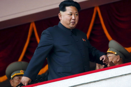 Nhà lãnh đạo Triều Tiên Kim Jong-un có mặt trên lễ đài tại lễ diễu binh kỷ niệm 70 năm ngày thành lập Đảng Lao động Triều Tiên (10/10/1945-10/10/2015). Ảnh: Reuters.
