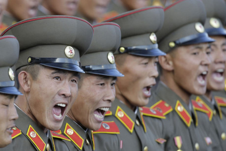Binh sĩ Triều Tiên hô to trong cuộc duyệt binh ở thủ đô Bình Nhưỡng vào ngày 10/10/2015. Đây là một trong các cuộc diễu binh lớn nhất ở quốc gia này. Ảnh: AP.
