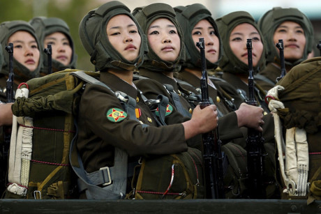 Các nữ quân nhân Triều Tiên ngước nhìn lãnh tụ và các quan chức Triều Tiên trong cuộc duyệt binh nói trên. Ảnh: Reuters.