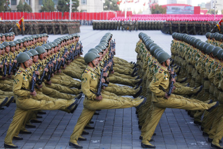Lính Triều Tiên mặc quân phục lịch sử trước đây, bước đều qua quảng trường Kim Nhật Thành. Ảnh: AP.