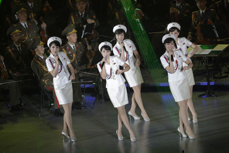 Các nữ ca sĩ xinh đẹp trong ban nhạc Moranbong biểu diễn vào ngày 11/10/2015, nhân dịp kỷ niệm ngày thành lập Đảng Lao động Triều Tiên. Ảnh: AP.
