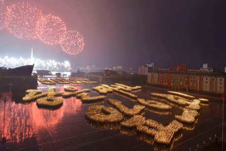 Màn pháo hoa rực rỡ và màn rước đuốc tạo hình chữ trên quảng trường Kim Nhật Thành, chào mừng 70 năm ngày thành lập Đảng Lao động Triều Tiên. Ảnh: KCNA.