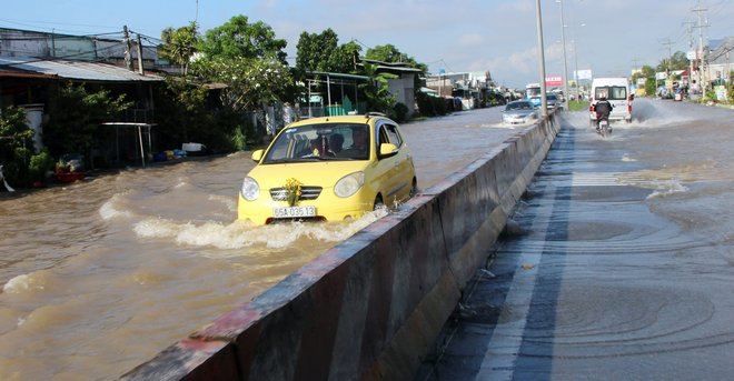 Quốc lộ 1A đi qua TX Bình Minh ngập sâu ở 2 phía lộ.
