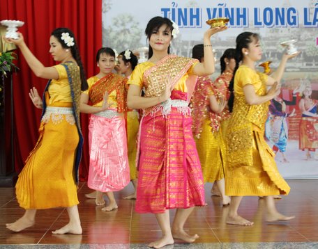 Thiếu nữ Khmer (Vũng Liêm) uyển chuyển trong điệu múa dân tộc.