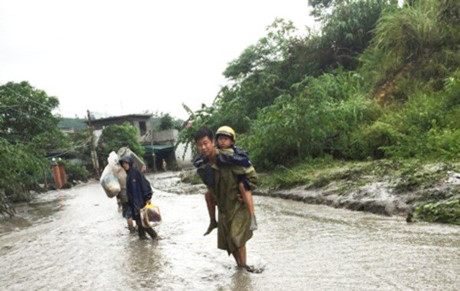 Hình ảnh các chiến sĩ công an tại Quảng Ninh giúp nhân dân di chuyển tới vị trí tránh lũ an toàn được nhiều dân mạng chia sẻ, kèm theo đó là những dòng trạng thái vô cùng xúc động: 