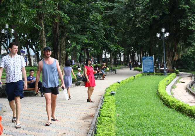 Hà Nội có những con đường cây xanh cổ thụ, rất xanh mát dành cho du khách tản bộ trong mùa này.