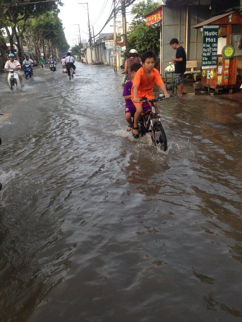 Buổi sáng ngày 21/10, đường Mậu Thân (Phường 3, TP Vĩnh Long) nhiều đoạn ngập lênh láng