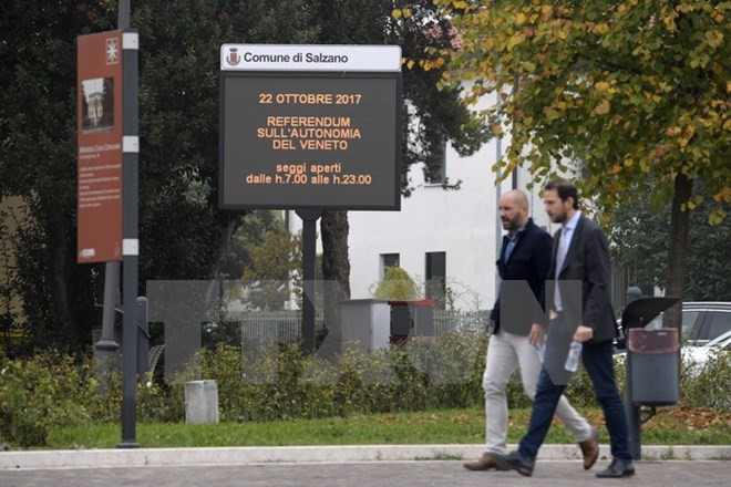 Biển hiệu thông báo về cuộc bỏ phiếu trưng cầu ý dân ở Salzano, Veneto ngày 20/10 vừa qua. (Ảnh: AFP/TTXVN)