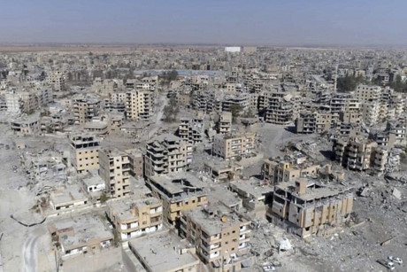 Ảnh chụp các tòa nhà ở Raqqa từ máy bay không người lái, vào thời điểm 2 ngày sau khi SDF (Lực lượng Dân chủ Syria) nói họ đã kiểm soát hoàn toàn thành phố này (ảnh: AP).