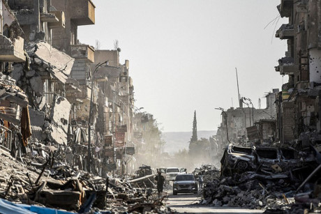 Người dân Syria ra khỏi ô tô, kinh hãi nhìn lại nhà cửa của họ giờ đã thành đống đổ nát.