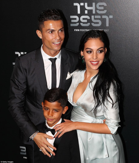 Ronaldo và con trai cùng với bạn gái Georgina Rodriguez chụp ảnh lưu niệm trong đêm gala (Ảnh: Getty).