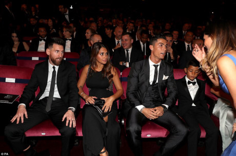 Ronaldo - Messi và những người thân thiết của mình ngồi chung một hàng ghế (Ảnh: PA).