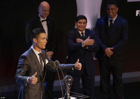 Trong ngày giành danh hiệu “Cầu thủ xuất sắc nhất năm 2017” Ronaldo cho biết: “Tôi cảm ơn các bạn rất nhiều, những người đã bình chọn cho tôi. Tôi xin dành lời cảm ơn tới các cổ động viên Real, các đồng đội, huấn luyện viên và ngài Chủ tịch, những người đã luôn ủng hộ tôi trong suốt năm qua” (Ảnh: AP).
