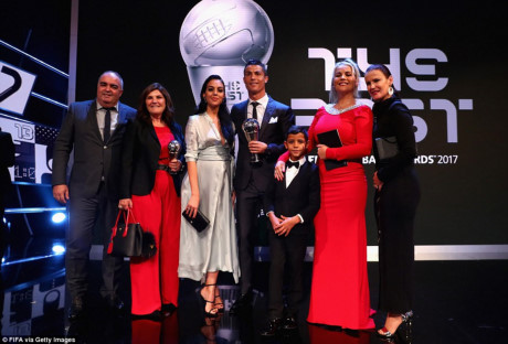 Ronaldo chụp ảnh cùng đại gia đình mình trong đêm gala trao giải (Ảnh: Getty).