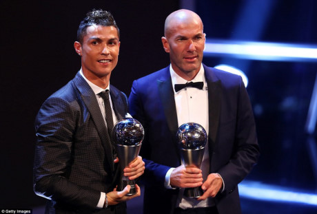 Trong khi Ronaldo được bầu chọn là cầu thủ xuất sắc nhất năm thì HLV Zidane được nhận giải HLV của năm (Ảnh: Getty).