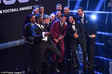 Ronaldo chụp ảnh cùng đại gia đình mình trong đêm gala trao giải (Ảnh: Getty).