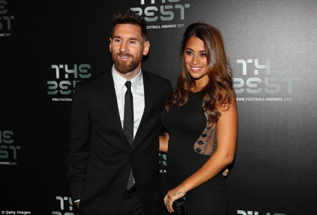 Sau đây là một số hình ảnh các cầu thủ và vợ hoặc bạn gái của mình trong đêm Gala FIFA The Best Awards 2017. Trong ảnh là Messi và vợ Antonella Roccuzzo (Ảnh: Getty)